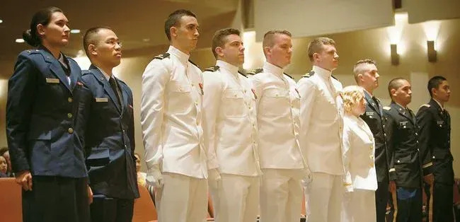 코넬대 ROTC 생도들이 졸업식에서 임관을 기다리고 있다. 이들은 졸업 후 4년간 의무 복무를 하게 된다. [코넬대 웹사이트]