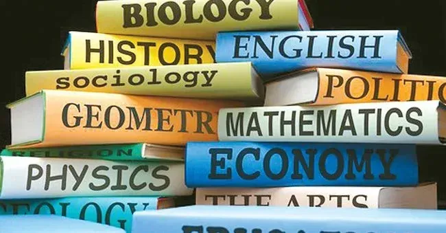 Biology, History, English, Sociology, Geometry, Mathematics, Economy, Physics, The Arts 등 다양한 전공 교재가 쌓여 있는 모습