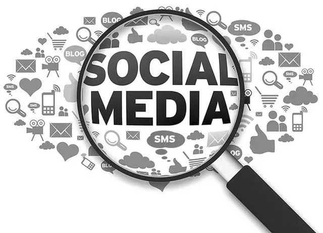 블로그, SMS, 이메일, 좋아요 아이콘에 둘러싸인 "SOCIAL MEDIA" 글자를 돋보기로 확대한 모습