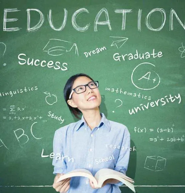 "EDUCATION, Success, Dream, Graduate, university, Learn, Study"라고 적힌 칠판 앞에서 책을 펼쳐 든 채 미소 짓는 학생